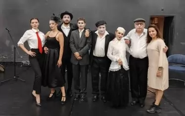  Ева Данаилова (вдясно) със своите актьори от отличения проект в Русенския театър.