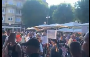 "Възраждане" и футболни фенове провалиха прожекция и във Варна