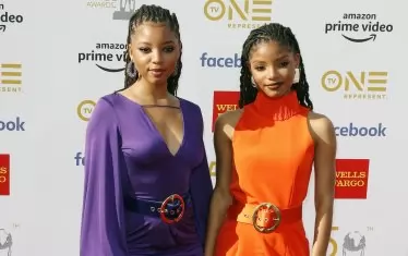  Хали с по-голямата си сестра Клоуи.