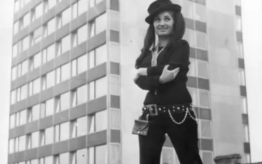 Мими Николова, заснета на покрива на сградата на Съюза на композиторите.