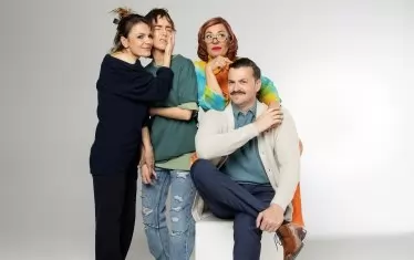  Младата Катя Иванова от класа на проф. Атанас Атанасов (втората от ляво) дебютира на професионална сцена.