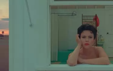 Скарлет Йохансон в перфектно рамкирани и тонирани кадри.