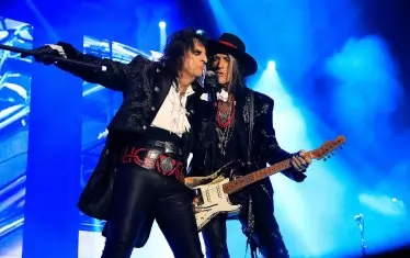 Другите две големи звезди в Hollywood Vampires - Алис Купър (вляво) и китаристът на Aerosmith Джо Пери, също се раздадоха по време на концерта.