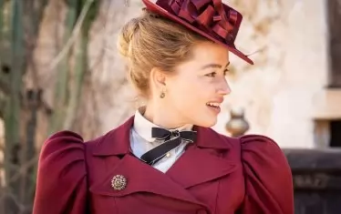  Актрисата в ролята на лекар психиатър от края на 19-и век.