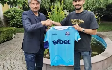 Спортният директор на "Арда" Ивайло Петков представя 20-годишния национал на Азербайджан Джалал Хюсеинов.