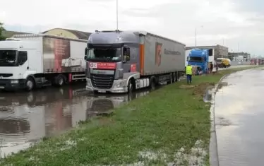 В Русе огромна локва блокира бул. "Тутракан" и в двете посоки.