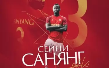 Гамбийският ляв бек Сейни Санянг позира с екипа на "ЦСКА-София", с който подписа седмица след края на световното първенство за младежи (до 20 г.), в което участва.
