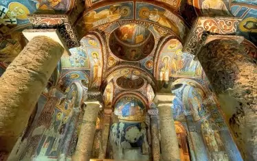 Изумителните стенописи на тъмната църква. 
