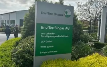 Произведеният в тази централа на EnviTec Biogas биогаз се превръща в топлинна и в елекгрическа енергия. Част от него се инжектира в местната газова мрежа.