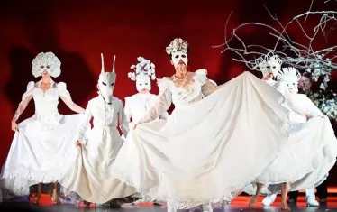  Докато музиката звучи, актьорите преминават от Ренесанса до днешния ден.