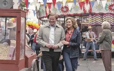 Джеси Племънс и Елизабет Олсън в ролите на злополучните любовници 