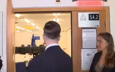 Мигащият червен надпис над вратата горе вдясно послужи като бариера, за да не се разбере извън залата какви "разкрития" е направил Иван Гешев.