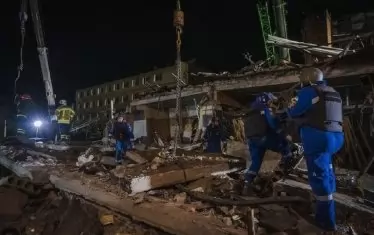 Цяла нощ спасителни екипи вадиха от развалините ранени и загинали.