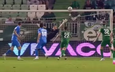 Вратарят и капитан на "Левски" Пламен Андреев се е разтегнал максимално, но не е успял да предотврати гола на Игор Тиаго, с който "Лудогорец" направи пълен обрат до 3:2.