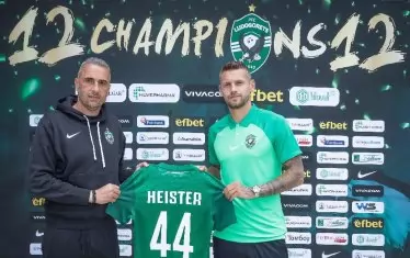 Германският защитник Марсел Хайстер беше приветстван от треньора на "Лудогорец" Ивайло Петев (вляво).