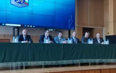 Министърът на вътрешните работи Калин Стоянов и неговият заместник Стоян Темелакиев представиха пред състава на Столичната дирекция на вътрешните работи новия директор старши комисар Любомир Николов.