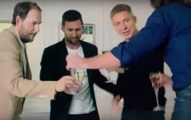 В края на краткото си участие Меси пие шампанско с останалите актьори.