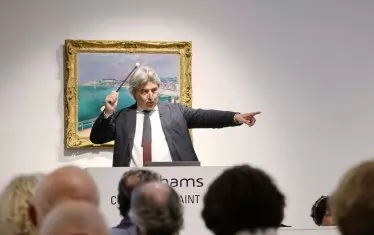  По време на търга в Париж.