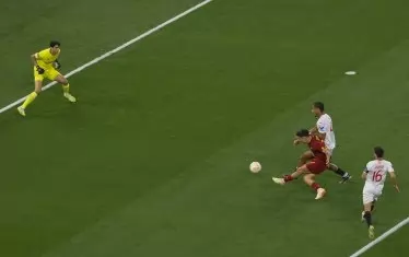 Пауло Дибала (в червено) открива резултата за "Рома" във финала в Будапеща.