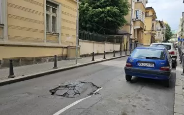  И на улица "11 август" в центъра на София се появи голяма дупка в настилката. 