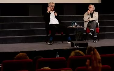  Режисьорът Вим Вендерс (вляво) говори пред бъдещите кинематографисти.