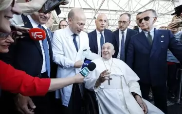 Папата е изписан след 9 дни в болница