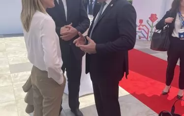  Председателката на Европарламента Роберта Мецола гледа Радев с ръка в джоба, което е неучтиво от протоколна гледна точка.