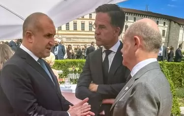 Нидерландският премиер Марк Рюте показва същото неуважително отношение към Радев, докато слуша неговата агитация, че България е готова за влизане в Шенгенското пространство.