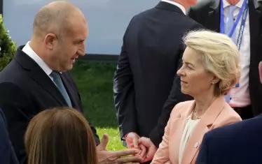 Езикът на тялото говори и без да се чуват думите. Урсула фон дер Лайен е скръстила ръце, докато Радев я убеждава в нещо на срещата на високо равнище в Молдова. Това е отбранителна поза, която излъчва недоверие. Смята се за неучтива, ако не е заслужена от събеседника.