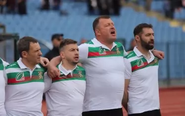 Страстта, която всички влагат в тима на България по ръгби, провокира дори селекционера Ромен Балмис (вдясно) да пее химна ни.