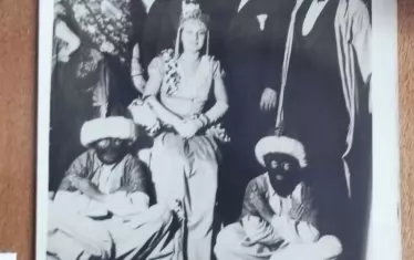  Заедно с художника Дечко Узунов, българският учен и общественик Асен Златаров, оперната певица Мара Фратева и Жак Вражели Сирак Скитник влиза в ролята на жури на конкурса "Мис София" през 1932 г. в градското казино в София.