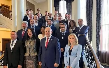  Гешев пренебрегна заседанието на съвета заради конференция в Бургас. Атанаска Дишева подчерта, че ако конференцията наистина е организирана отдавна, то миналата седмица, когато се насрочваше заседанието, Гешев и бил наясно, че ще отсъства.