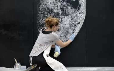  Михаела посвещава творбите на своя "верен приятел в нощта".