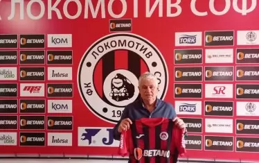 Треньорът Стойчо Стоев позира с екип на "Локомотив 1929" (Сф), след като подписа договор за 1 година.