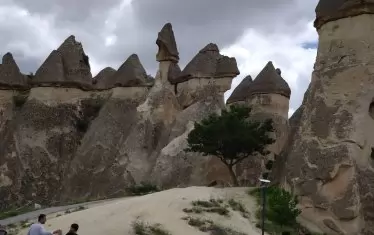 Приказни комини, от които изскачат феи. 