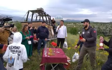 Заслужили туристи след полет с балон. 