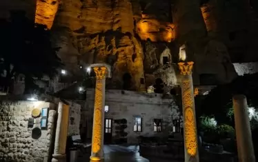 Пещерен хотел през нощта. 