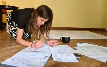  Авторката в работен момент по подготовка на образците, от които ще може да се избира тату.