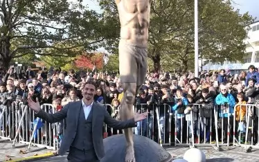 Ибра по време на откриването на бронзовата статуя, изобразяваща именно него, в родния му Малмьо през октомври 2019 г.