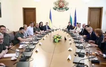 Среща на делегациите в двете страни.