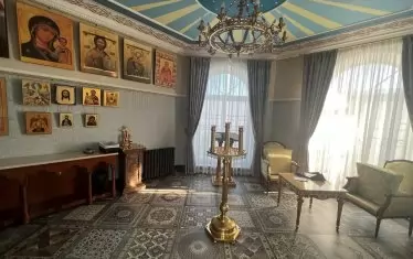 Не липсва и персонална стая за молитви