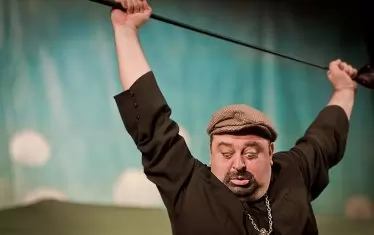  Комикът не излиза, за да играе смешно, а да сподели тегобите на героя си... 