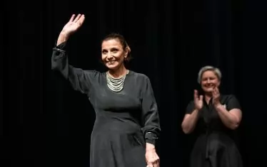  Ели Скорчева приема аплодисменти след премиерата на филма.