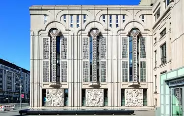  Декорацията, проектирана от българката, краси една от най-популярните сгради в Берлин. 