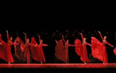 Сцена от балетния спектакъл "Кармина Бурана".