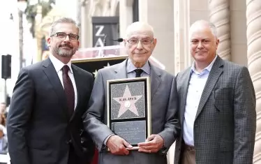  Алън Аркин (в центъра), синът му Матю Аркин (вдясно) и актьорът Стив Карел при удостояването на Аркин със звезда в Алеята на славата в Холивуд през 2019 г.