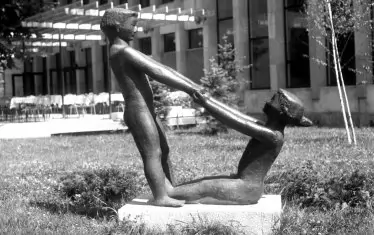  Скулптури на авторката оживяват градската среда.