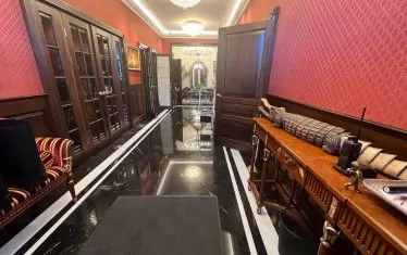 В една от стаите има и препариран алигатор
