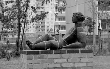  Скулптури на авторката оживяват градската среда.