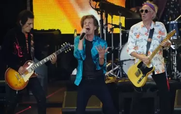 Заедно с другите ветерани - Кийт Ричардс и Рони Ууд, пред публика.